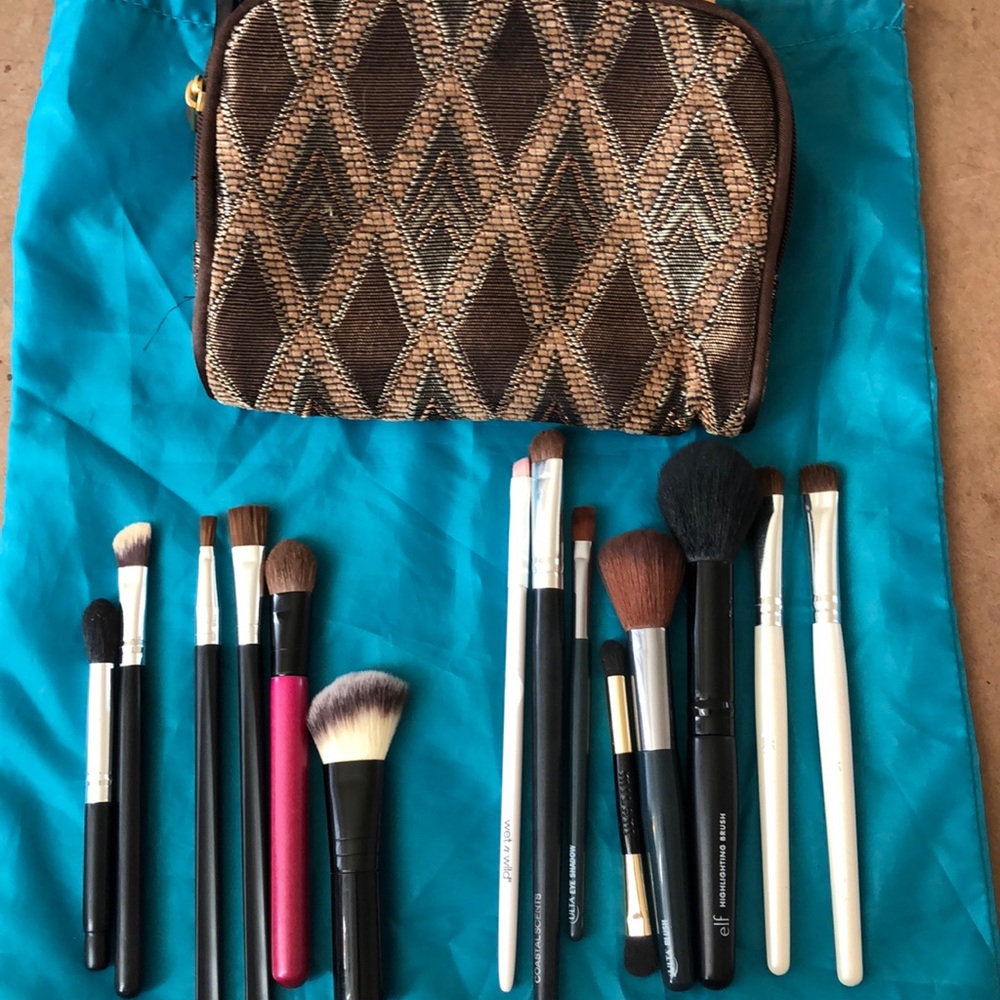 14 Various makeup brushes with bag